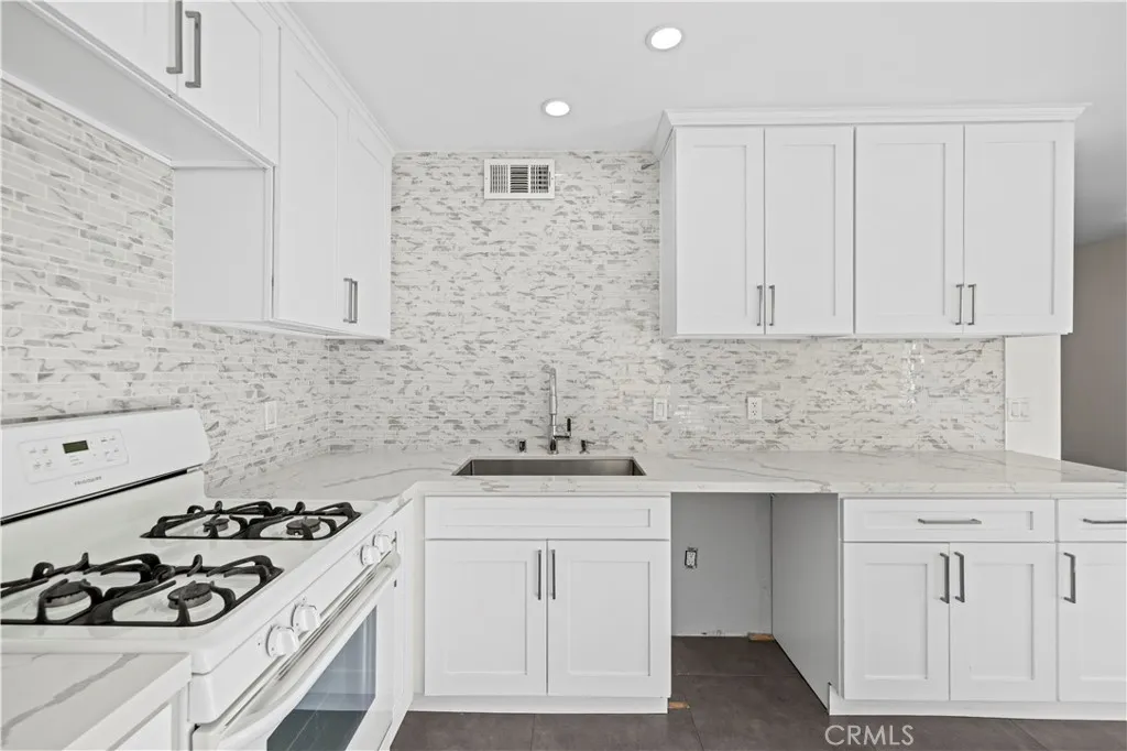 9702 Via Roma, Burbank, California 91504 home-pic-16